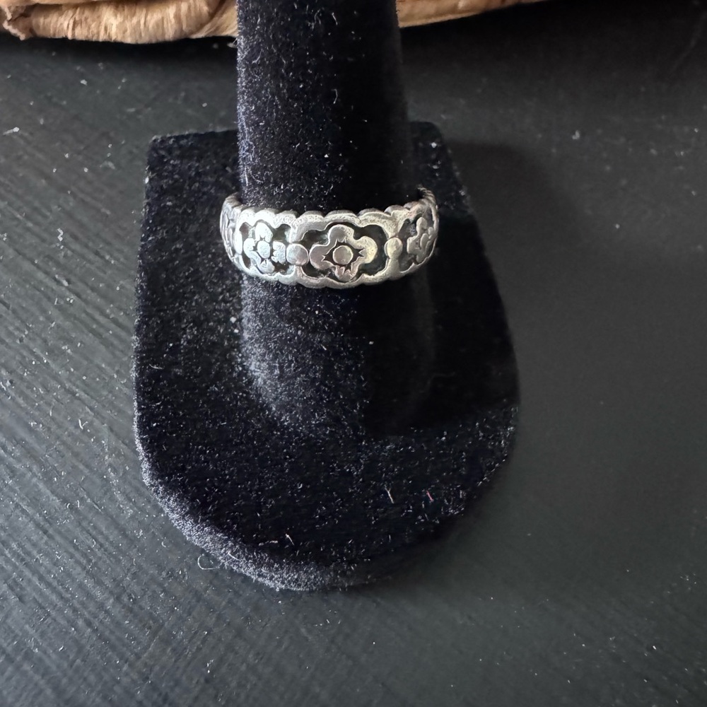 Elegant Silver Floral Ring